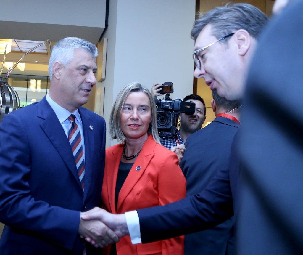 VIDEO/Momenti kur Thaçi shtrëngon duart me Vuçiqin dhe injoron Dodikun