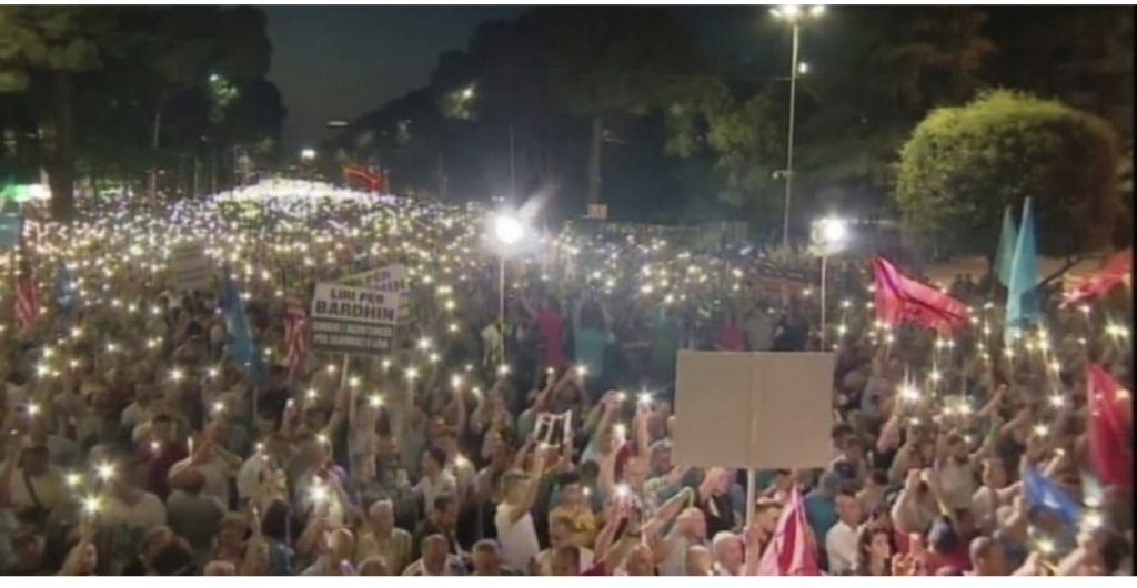 VIDEO/ Pamje madhështore, mos i humbi këto momente nga Tirana