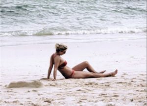 Xhemi Shehu poston foton me bikini