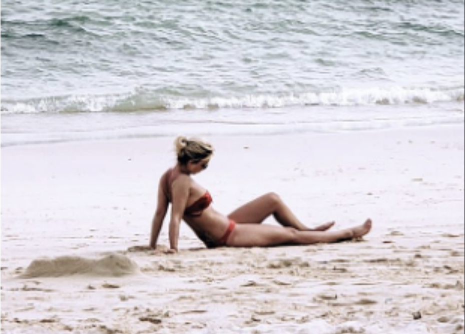 Xhemi Shehu poston foton me bikini