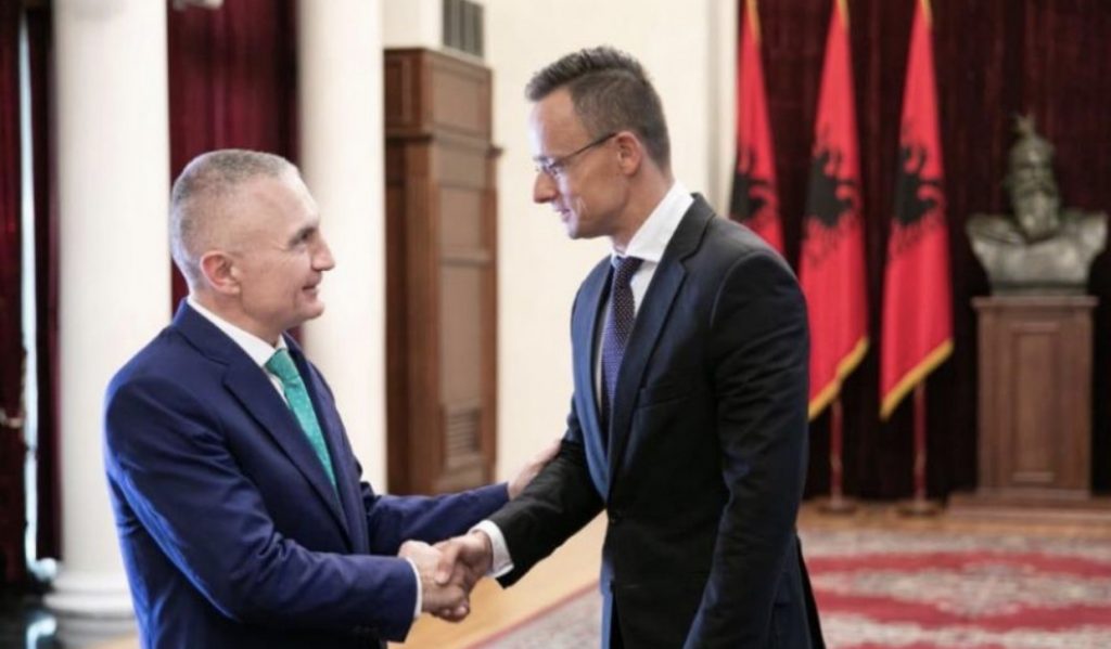 Takimi/ Presidenti Meta me thirrje të fortë, vendi ti kthehet normalitetit