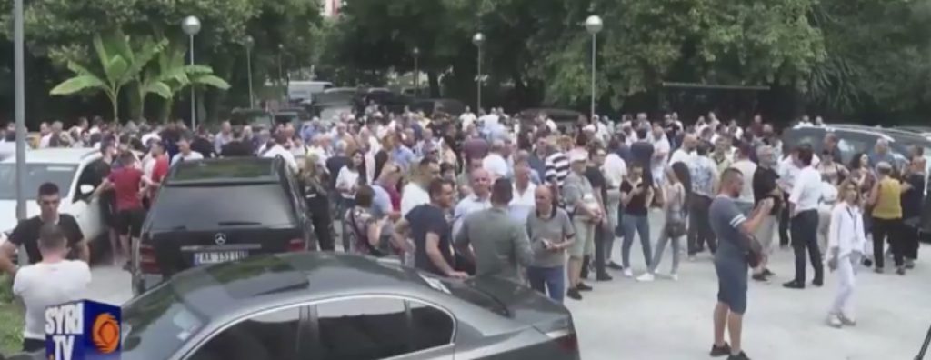 VIDEO LIVE/ Çfarë po ndodh në selinë e PD në këto momente. Ja pamjet