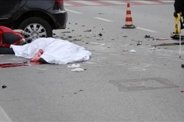 AKSIDENT NË KORÇË-POGRADEC, MAKINA PËRPLAS PËR VDEKJE NJË GRUA
