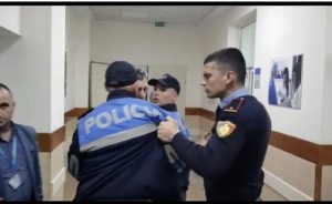VIDEO e   turpshme ne spital/ Lleshi detyron policët të rrihen me njëri-tjetrin