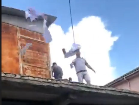 VIDEOLAJM/ Digjen materialet zgjedhore edhe në Klos, shikoni si hyjnë protestuesit nga tarraca