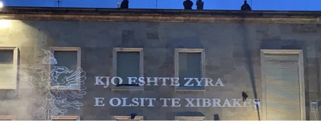 FOTOLAJM/ “Kjo është zyra e Sajes së Shullazit”, ja çfarë shkruhet në murin e Kryeministrisë