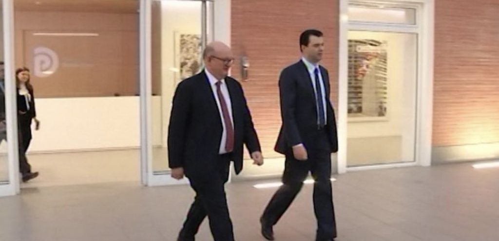 Ambasadori britanik takim me Bashën