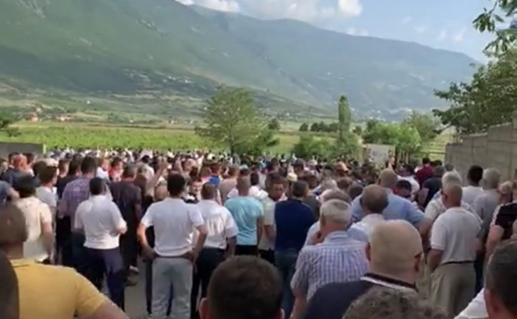 VIDEO/ Nis protesta e qytetarëve të Kukësit