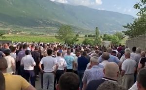 VIDEO/ Nis protesta e qytetarëve të Kukësit