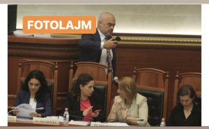 Rama merr një telefonatë të “rëndësishme”, largohet me shpejt
