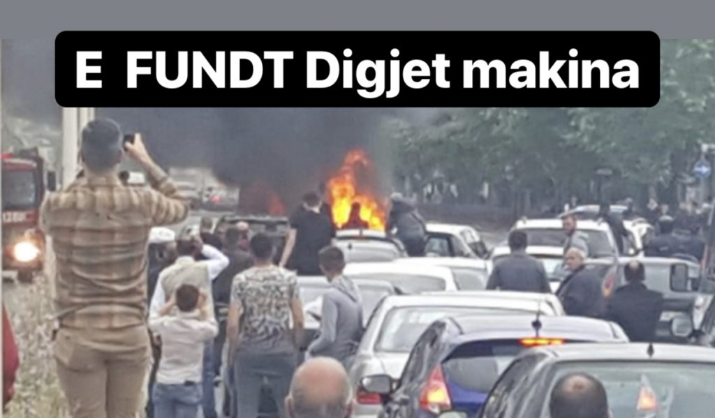 Një makinë është përfshirë nga flakët pranë doganës