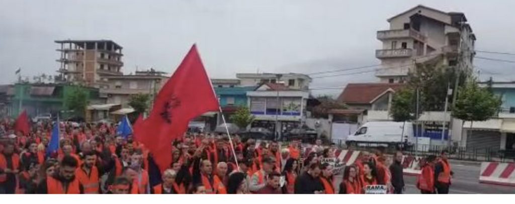 VIDEO/ Thirrje kundër Ramës dhe shashka, nis marshimi i banorëve të Astirit drejt Kryeministrisë