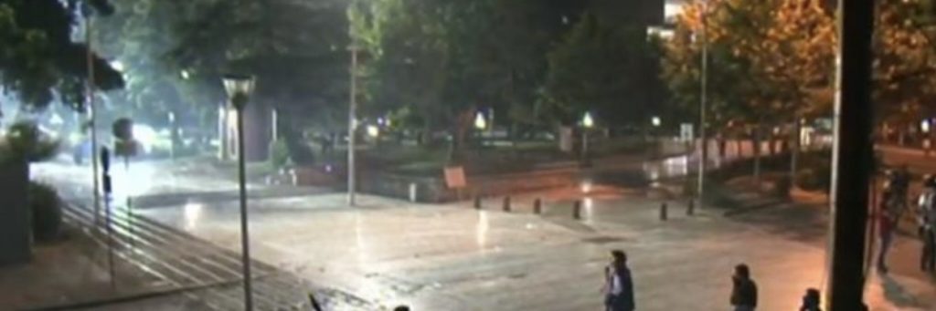 Live/ Përplasja tek Parlamenti, Gazmend Bardhi thirrje protestuesve