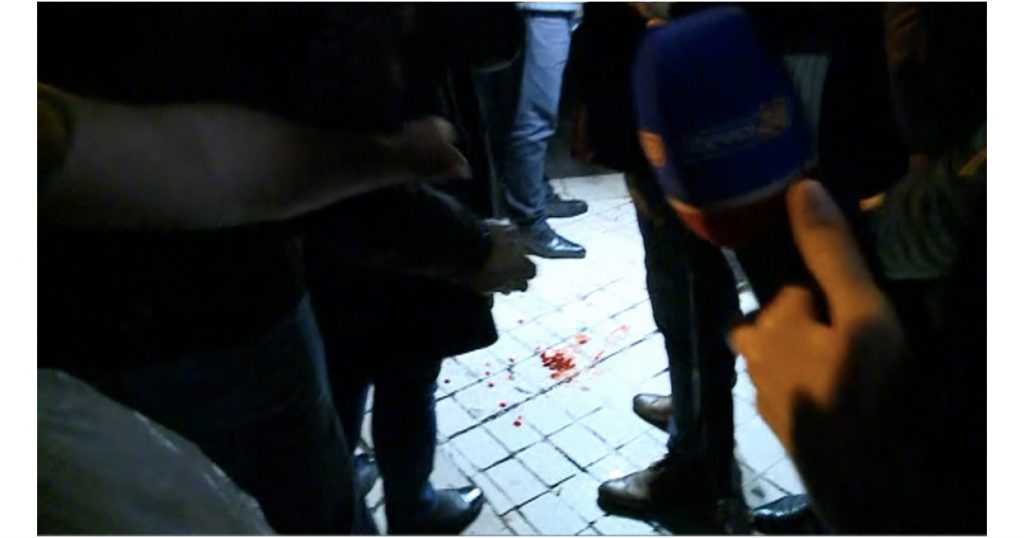 LIVE- Vazhdon situata e tensionuar para Parlamentit, policia hedh ujë dhe gaz lotsjellës. Tre të lënduar-FOTO