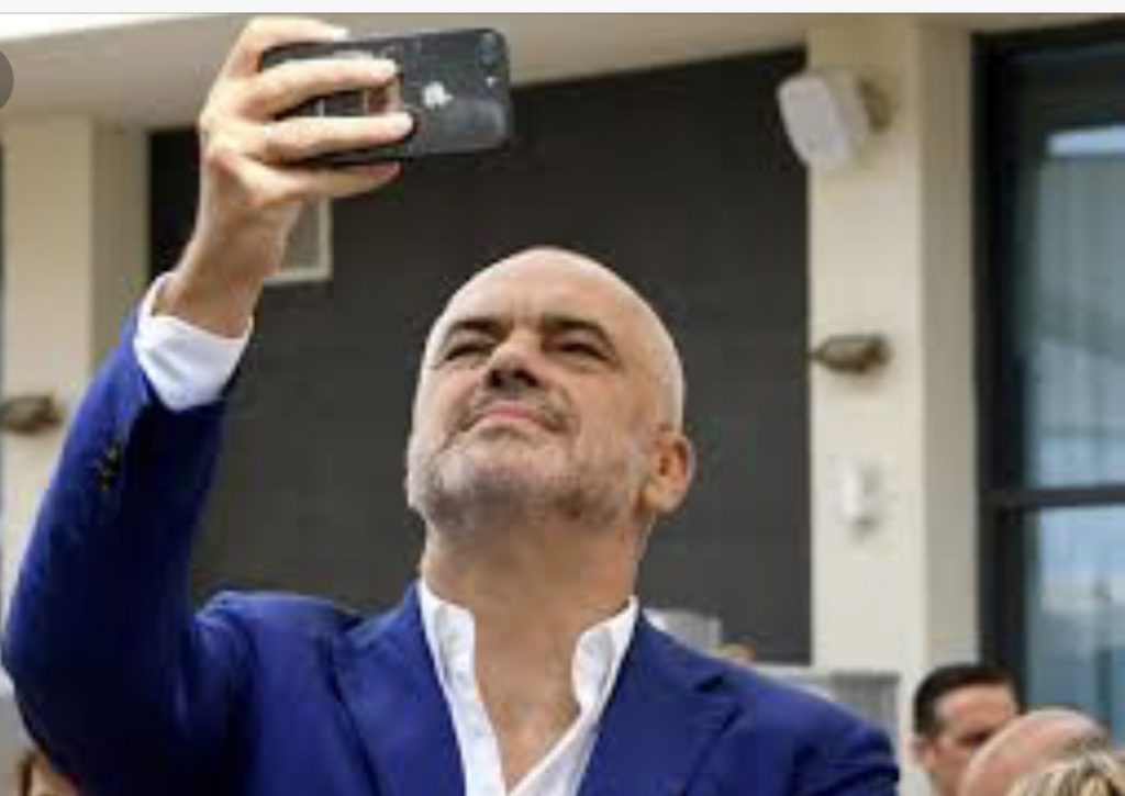 Porosia e  kryeministrit : “Kujdes k*ra, mos flisni në telefon”