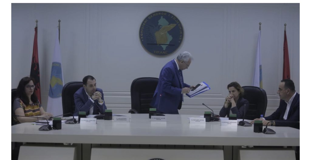 Përçahet KQZ, kryetari braktis mbledhjen: Po i behet sfidë dekretit të Presidentit. S’jemi Gjykatë Kushtetuese. Është fare banale që…