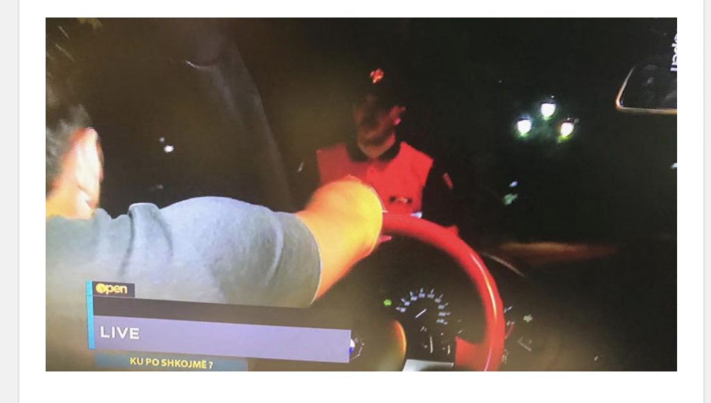 Ishte nisur për të shkuar në një studio televizive, ish-deputeti i PD-së ndalohet live nga policia