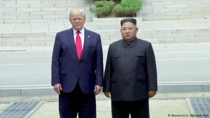 Presidenti i parë në historinë e SHBA që shkel në Korenë e Veriut, Trump dhe Kimi takohen në kufirin midis dy Koreve