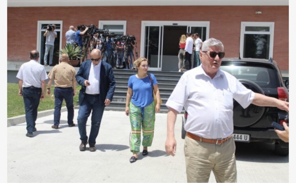 TAKIMI NË SELINË BLU, KRYEMADHI dhe ALATET e PD