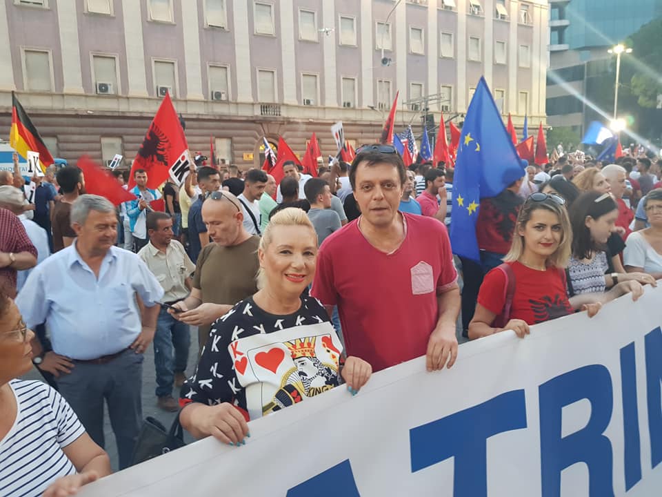 Ne nuk  këmbejmë  flamurin dhe demokracinë me sufllaqet si ju