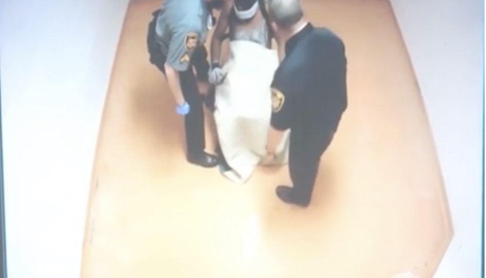 VIDEO: Ohio,gardianët fikin kamerat e trupit dhe rrahin brutalisht të burgosurin