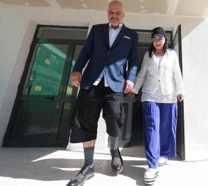 FOTO/ Lideri i filaxhanit pas votimit