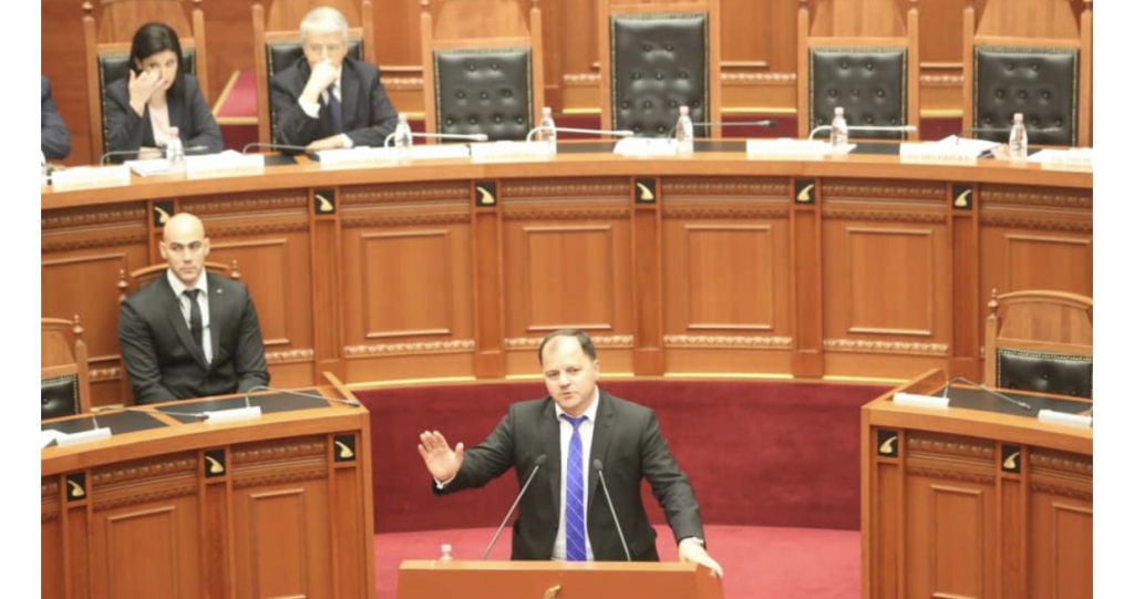 Nis mbledhja e firmave për shkarkimin e Metës, ja kush firmosi kundër