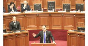 Nis mbledhja e firmave për shkarkimin e Metës, ja kush firmosi kundër