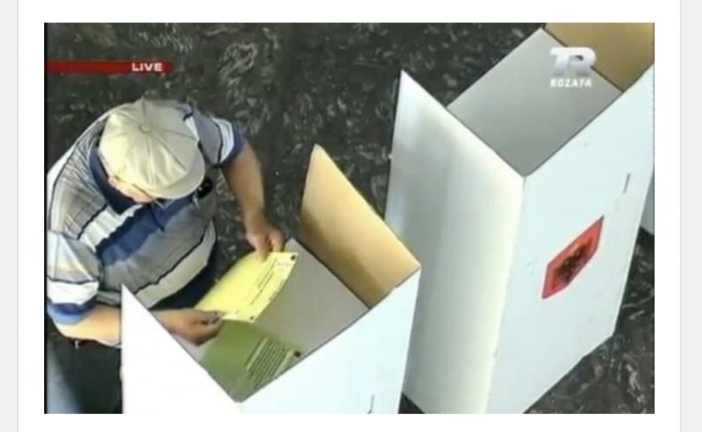 FOTOT/ Zgjedhjet në Shkodër, ja si shihen qytetarët teksa votojnë në dhomën e fshehtë