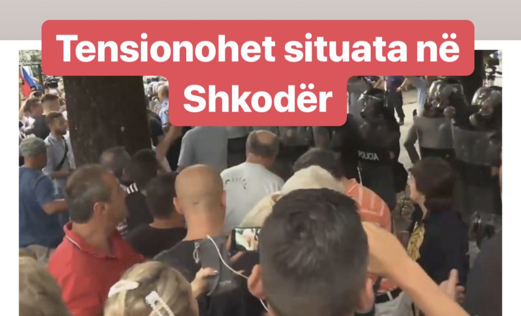 LIVE/ Protestuesit përplasjen me FNSH, përdorët spraj lotsjellës