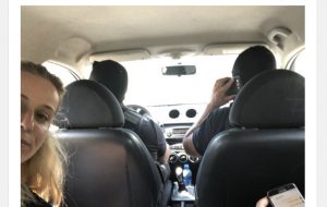 FOTO/ Njerëz me maska po ndalojnë ish-deputetët e PD-së