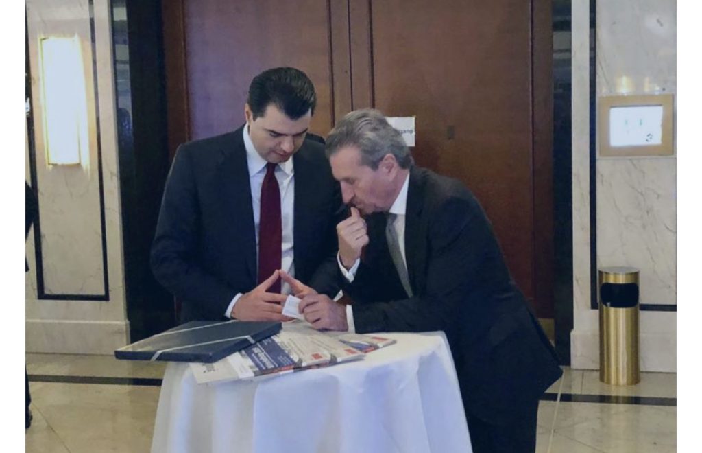 FOTOT/ Berlin, Basha takim me Komisionerin e BE për Buxhetin: Ja çfarë biseduam