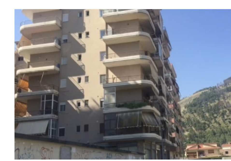 40 vjeçari  u hodh nga kati i 7 i banesës (EMRI)