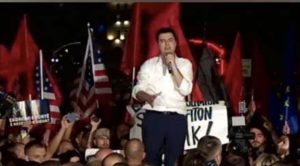 “Lëvizja e lirë e shqiptarëve kërcënohet nga çmenduria e një kryemafiozi”- Basha paralajmëron deputetët e Parlamentit aktual