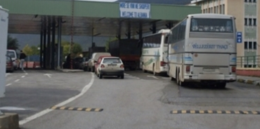 Kosova bllokon autobuzët e Shqipërisë në doganën e Morinës