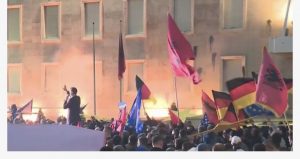 Tensionohet situata para kryeministrisë, protestuesit tentojnë të çajnë kordonin​. Basha thirrje: Mos i prekni policët…