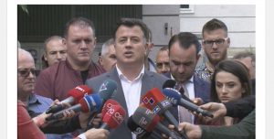 Lihen në burg disa protestues, Ish-deputeti: Bisha e plagosur po jep shpirt