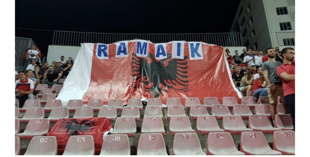 Video/Tifozët Kuqezi me banderolë “Rama ik”