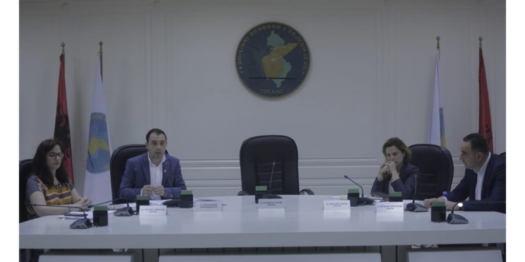 Vijon përplasja në KQZ/ Katër anëtarët e PS thërrasin mbledhjen pa dakordësinë e kryetarit