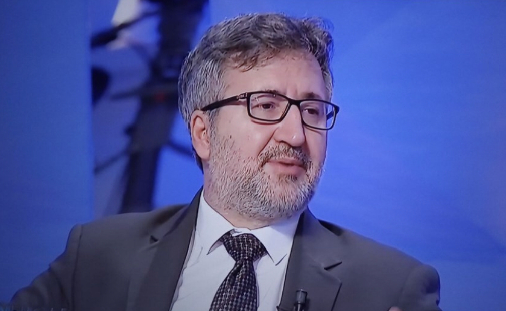 “Meta të bëjë gati 2 mln dekorata’, Andi Bejtja: Këta që shqyejnë pula në Mullet, e ata që gjuajnë njëri-tjetrin me karkalecë në bregdet do…