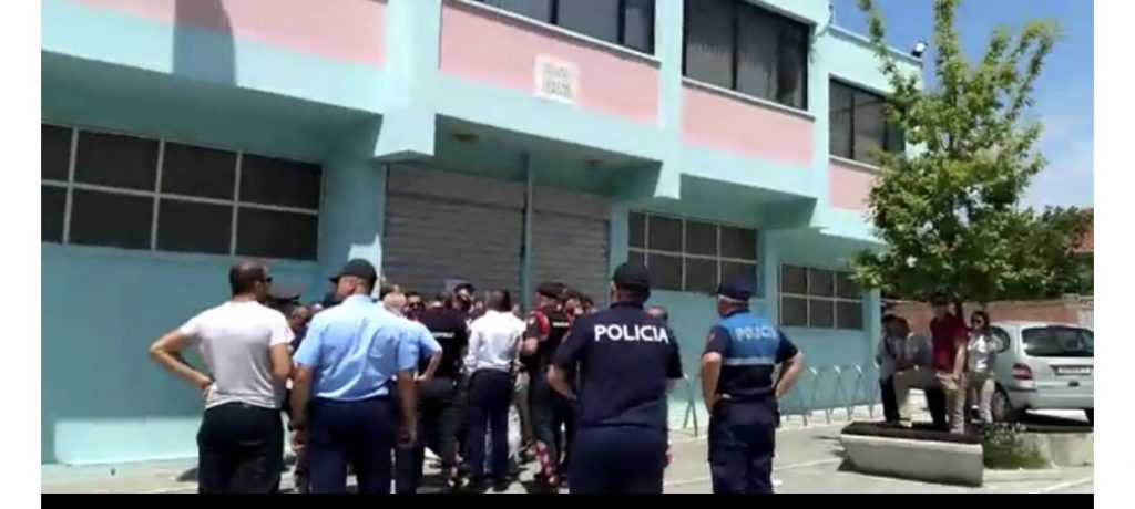 VIDEO/ Dekreti i Metës, përplasje fizike mes anëtarëve të PD dhe Policisë së Shkodrës