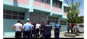 VIDEO/ Dekreti i Metës, përplasje fizike mes anëtarëve të PD dhe Policisë së Shkodrës