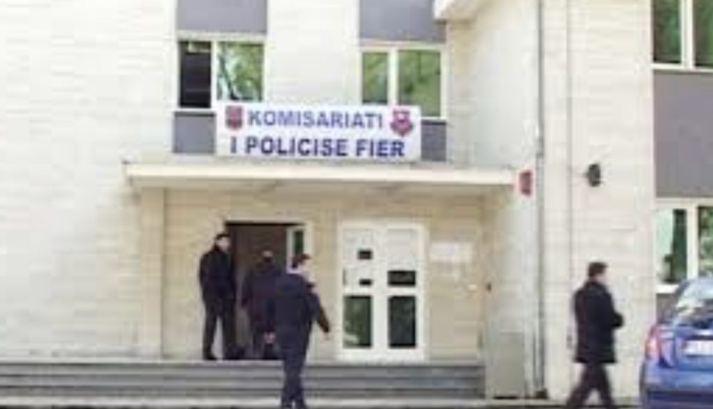 Fier, dy  policë  dhe  avokati  në  pranga