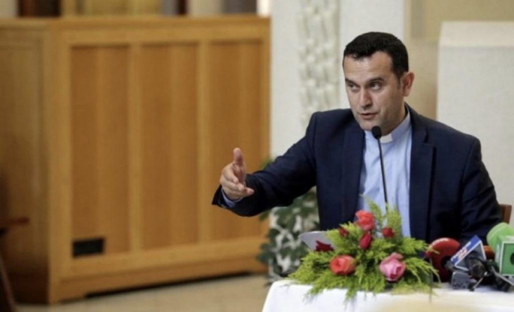 FOTO/ Ironia e thellë e imzot Gjergj Metës: Kujtoja se vetëm Krishti i kishte këto fuqi