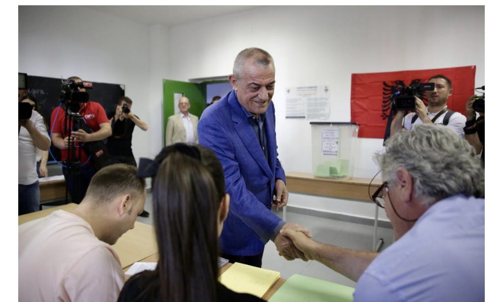 “Kontribuove në diktaturën e nënës pa burrë”, ish-ministri ironizon kryetarin e Kuvendit: O Gramoz…