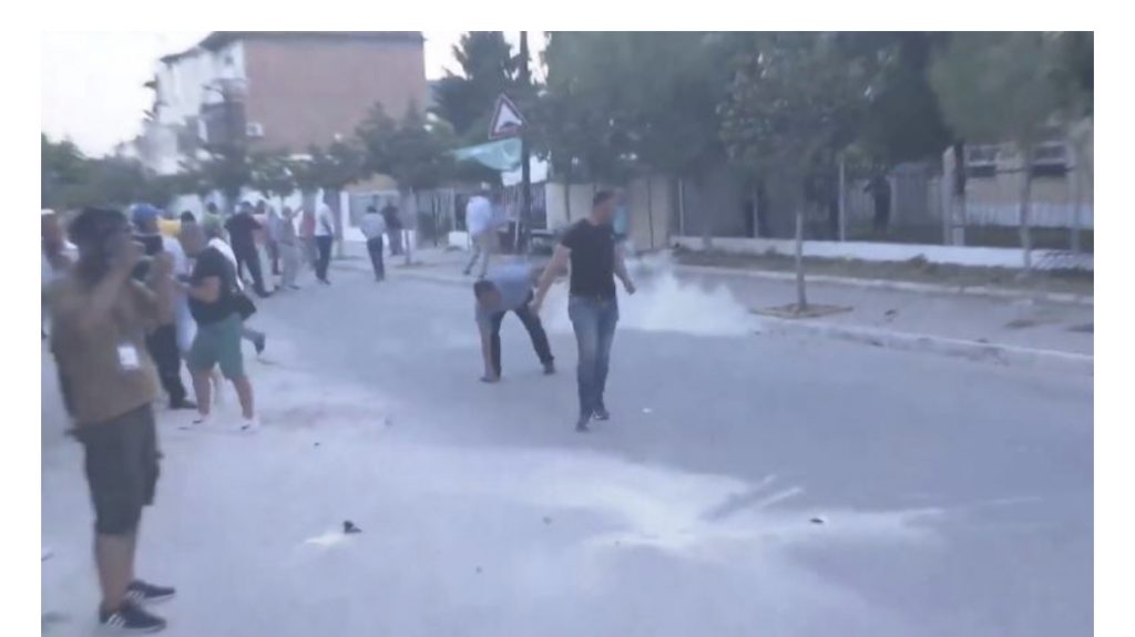 Live/ Tension në KZAZ-në e Kavajës. Policia hedh tymuese drejt protestuesve. Zjarrfikësit ujë mbi policinë