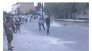 Live/ Tension në KZAZ-në e Kavajës. Policia hedh tymuese drejt protestuesve. Zjarrfikësit ujë mbi policinë