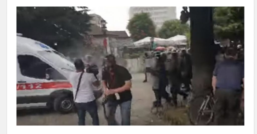 VIDEO/“Banditët me skafandra sulmojnë me gaz ambulancën”- PD deklaratë për protestën në Shkodër: E paprecedentë! Të denja për…