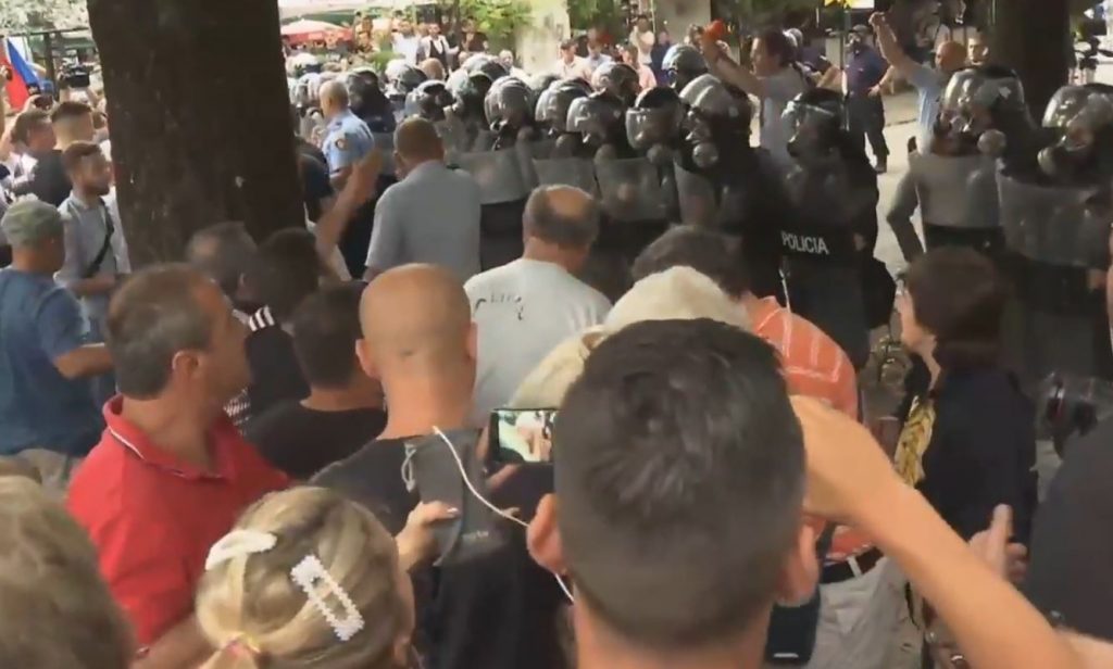 LIVE/ Tensionohet situata në Shkodër, protestuesit përplasen me FNSH, përdoret spraj lotsjellës