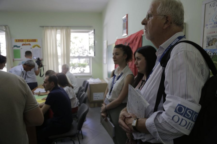Fletët e votimit sillen privatisht nga Sllovenia e çohen në Shkodër